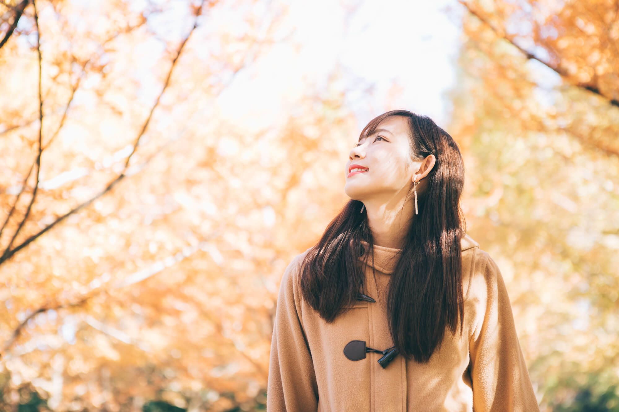 秋の結婚式やパーティー、会場までの上着はどうしよう