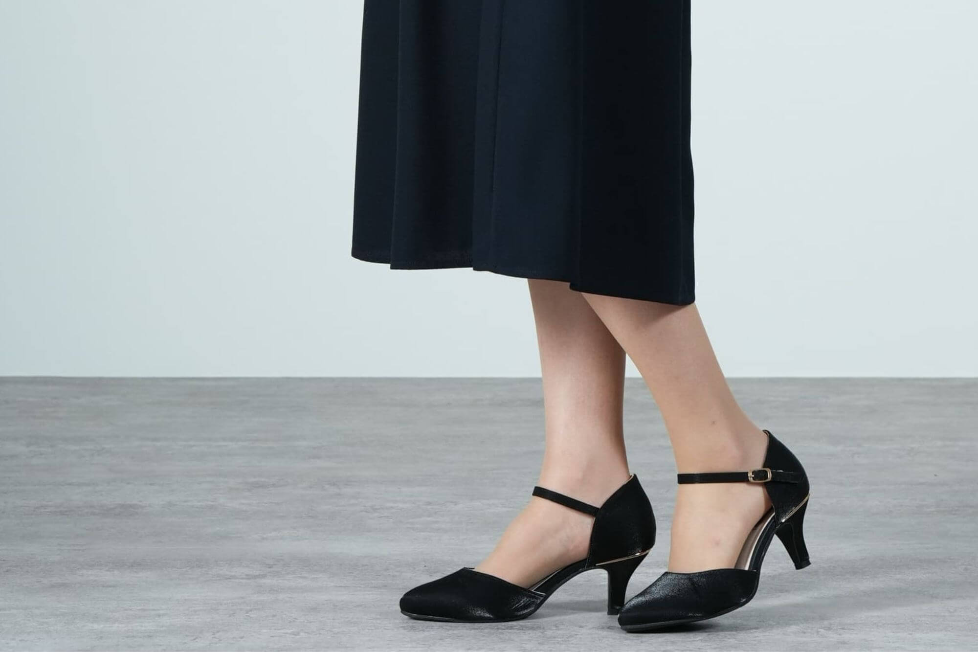 スカートやパンツの丈は長すぎない？足さばきの良さをチェック