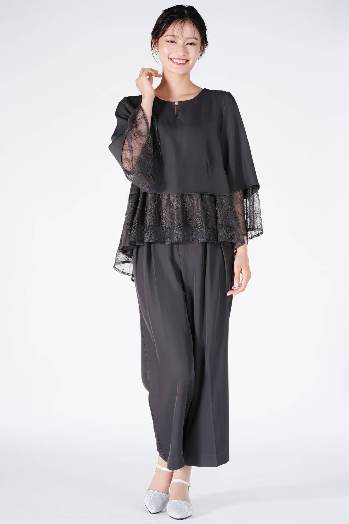 RUIRUE BOUTIQUE
ペプラム裾レースダークグレーパンツドレス