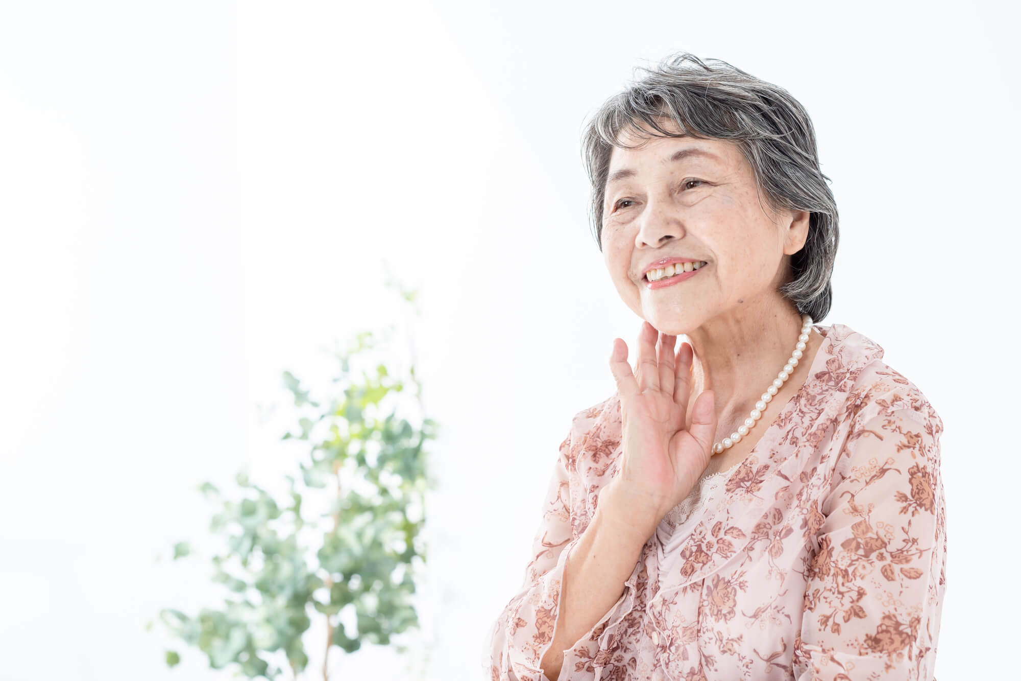 【孫の結婚式】70・80代祖母の服装は？レンタルできるパンツ＆ワンピース